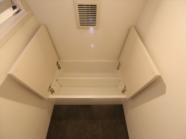 トイレ(トイレ上部の収納棚)