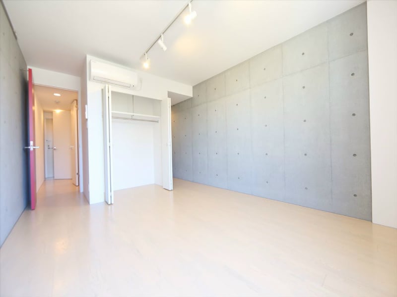 物件内観写真3　(洋室9帖　クローゼット付（収納充実してます）)