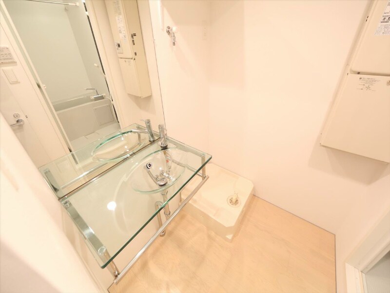 物件内観写真5　(脱衣所　オシャレな独立洗面台)