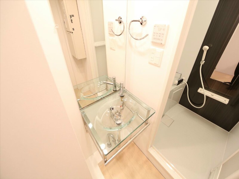 物件内観写真5　(脱衣所　オシャレな独立洗面台)