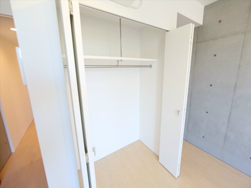 物件内観写真6　(クローゼット（収納充実してます）)