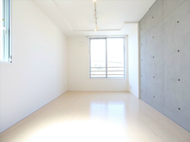 物件内観写真14　(洋室9.54帖　室内洗濯物干し掛け付　スポットライト付き)