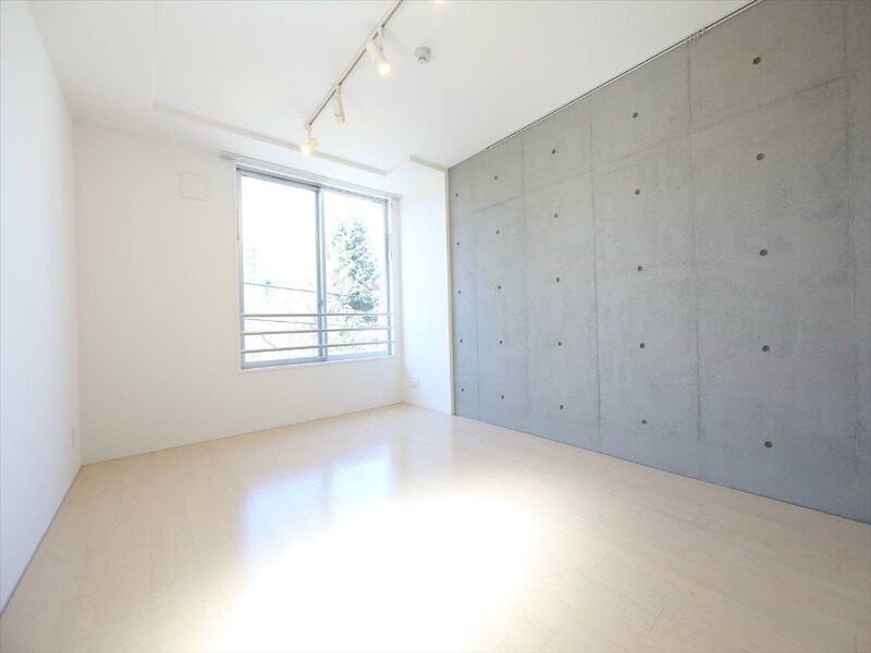 物件内観写真18　(洋室9.54帖　内装コンクリート打ちっぱなし　エアコン完備)