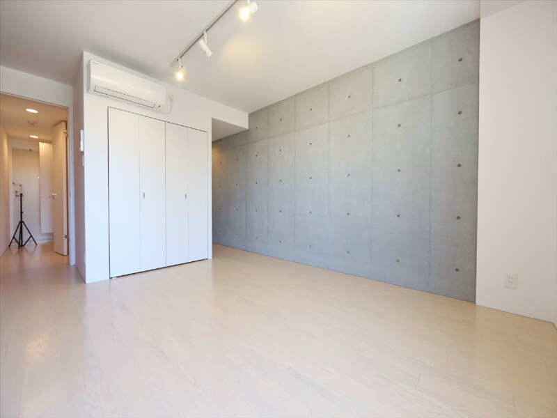 物件内観写真23　(洋室9帖　クローゼット付　内装コンクリート打ちっぱなし)