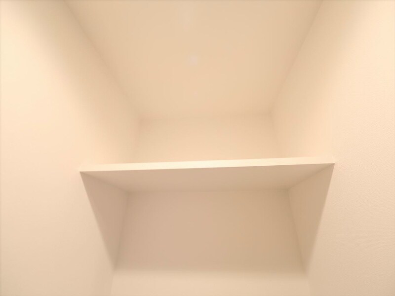 物件内観写真24　(トイレ上部に棚付き)