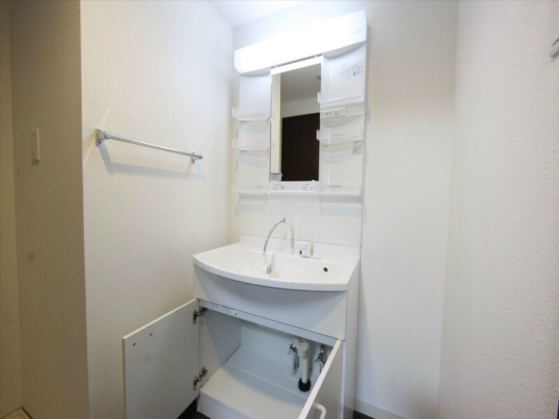 物件内観写真3　(脱衣所　独立洗面台（シャンプードレッサー付）収納スペース有)