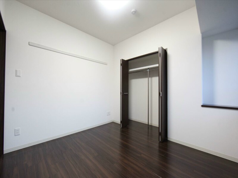 物件内観写真9　(洋室6帖　クローゼット付（収納充実してます）)