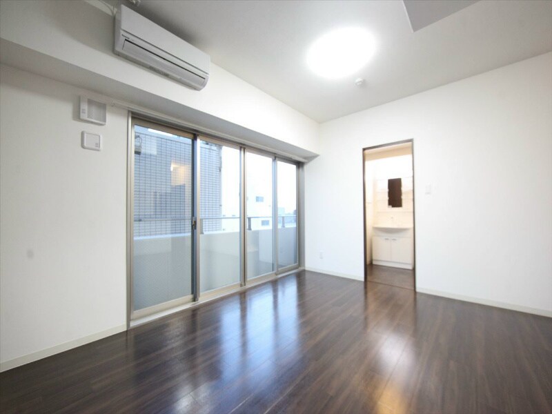 物件内観写真10　(ＬＤＫ13.8帖　南面バルコニー　エアコン完備)