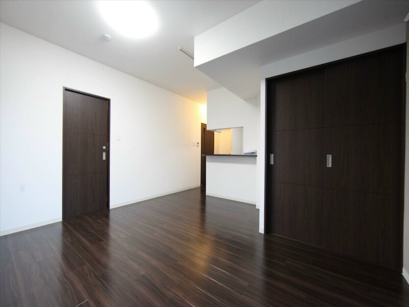 物件内観写真21　(ＬＤＫ13.8帖　カウンターキッチン　照明付き)