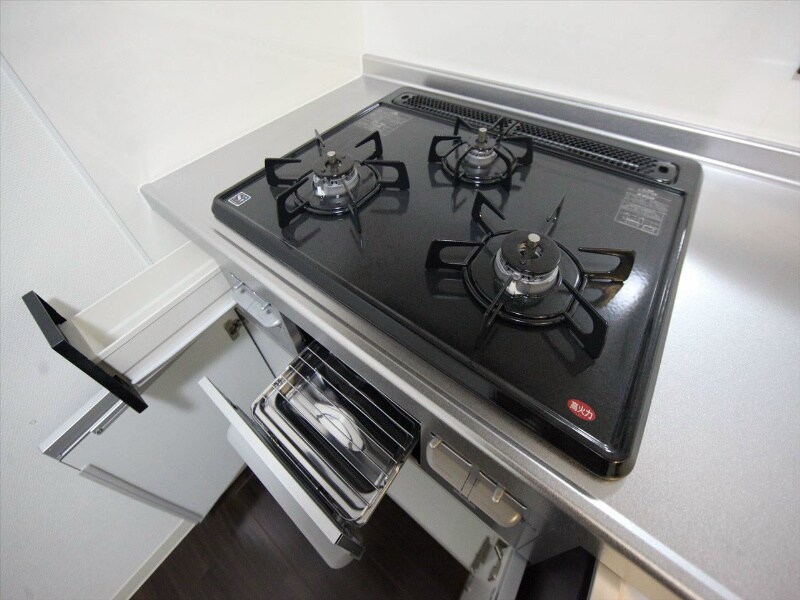 物件内観写真25　(システムキッチン（ガス3口コンログリル付）)