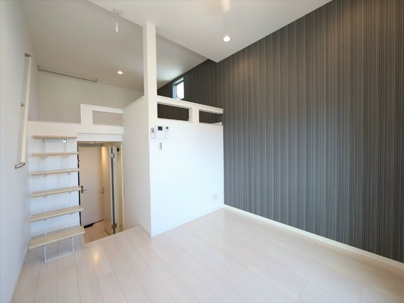 物件内観写真2　(洋室6.3帖　上階ロフト5.7帖（収納としても使用できます）)