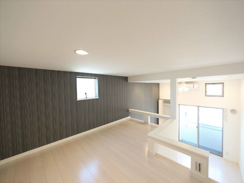 物件内観写真9　(上階ロフト5.7帖（収納としてもお部屋としても使用できます）)