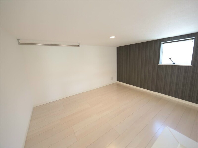 物件内観写真18　(上階ロフト5.7帖（収納としてもお部屋としても使用できます）)