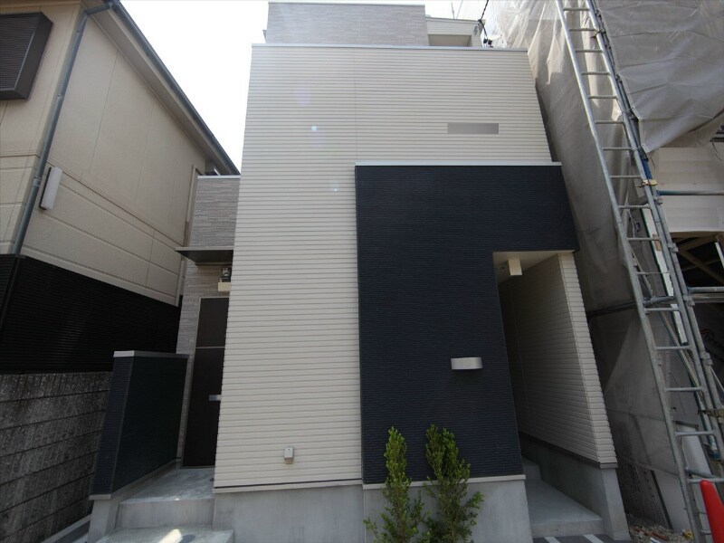 物件外観写真1　(外観　デザイナーズ　光インターネット無料)