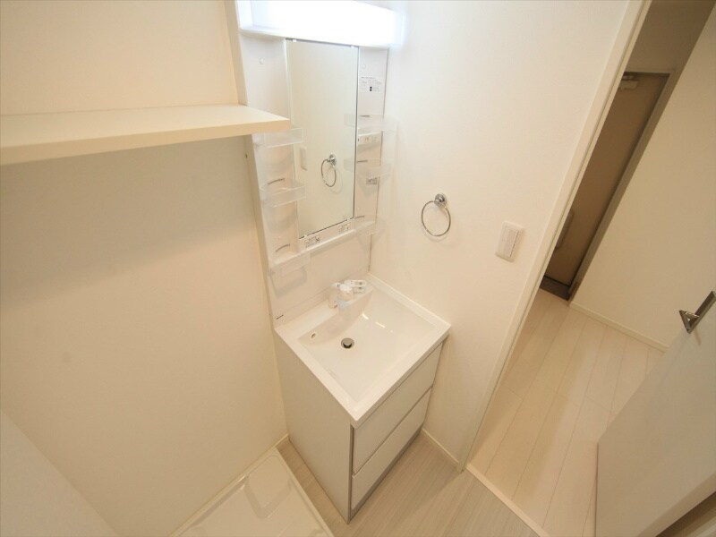 物件内観写真3　(脱衣所　独立洗面台（シャンプードレッサー）洗濯機用意できます)