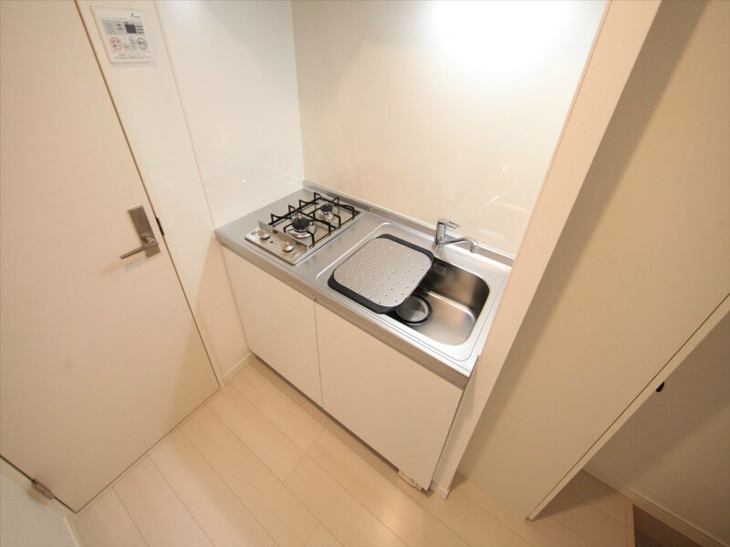 物件内観写真7　(システムキッチン（ガス2口）冷蔵庫・レンジ等ご用意できます)