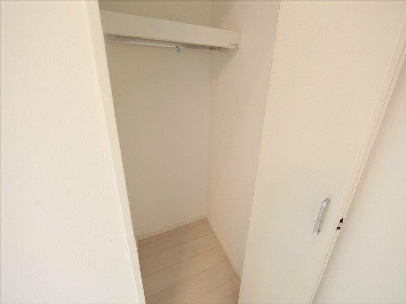 物件内観写真8　(クローゼット付（収納充実してます）)