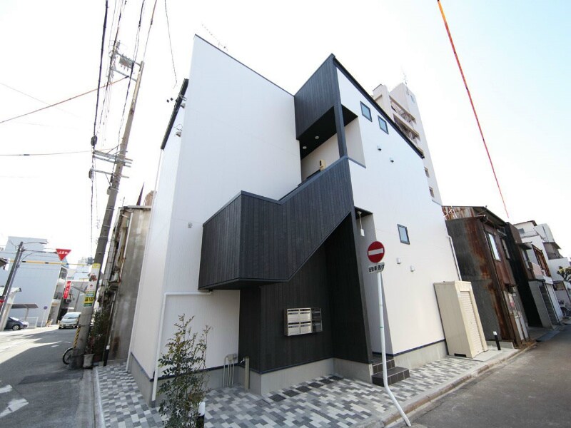 物件外観写真1　(外観　デザイナーズ　光インターネット無料)