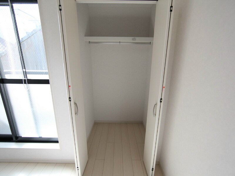 物件内観写真5　(クローゼット付（収納充実してます）)