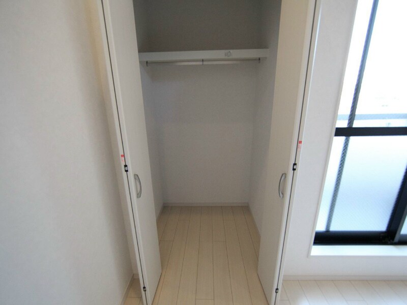 物件内観写真5　(クローゼット付（収納充実してます）)