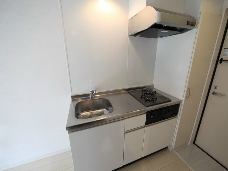 物件内観写真7　(システムキッチン（ガス2口）冷蔵庫・レンジ等ご用意できます)