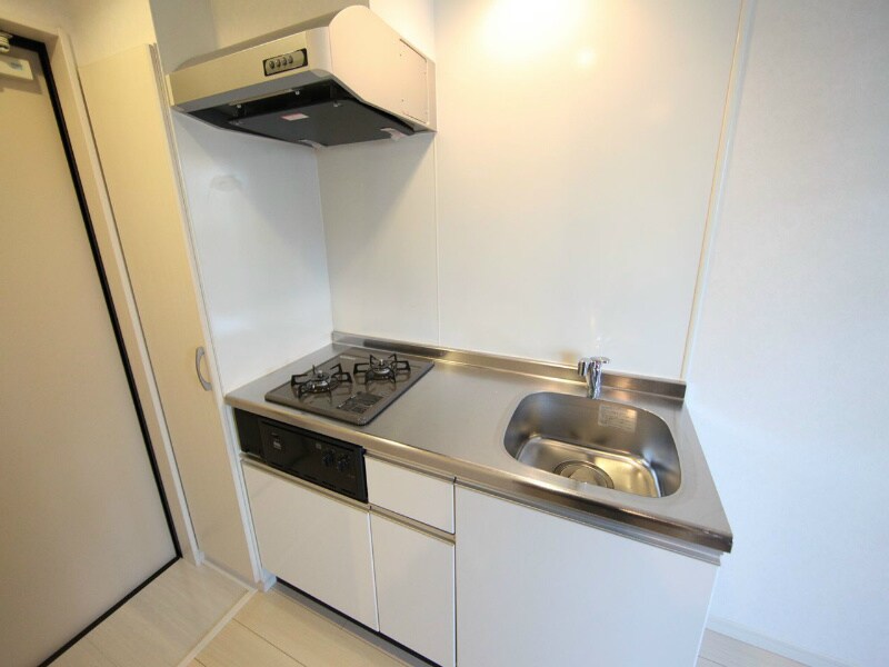 物件内観写真7　(システムキッチン（ガス2口）冷蔵庫・レンジ等ご用意できます)