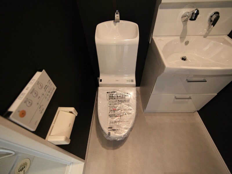 物件内観写真8　(温水洗浄暖房便座付トイレ)