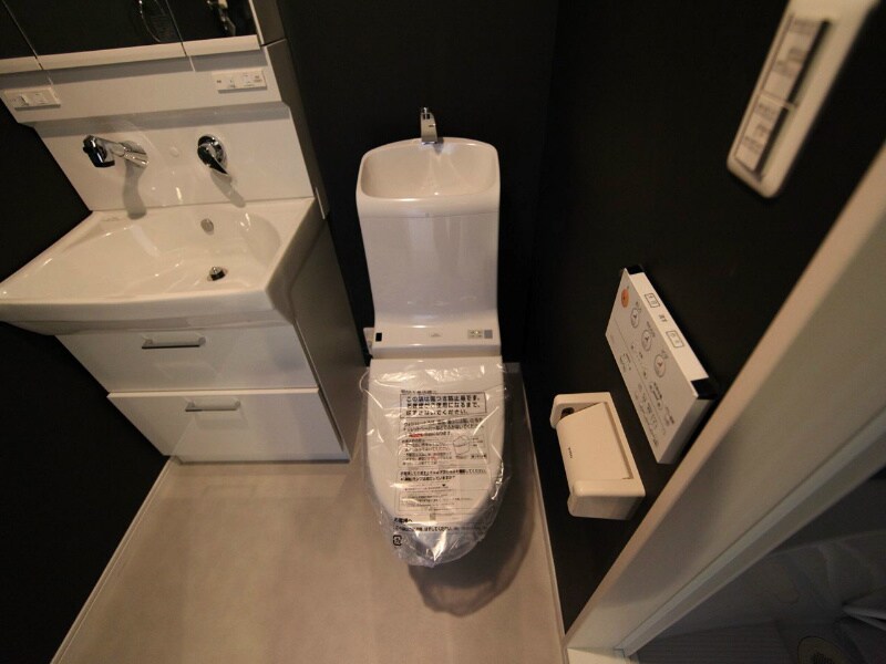 物件内観写真8　(温水洗浄暖房便座付トイレ)