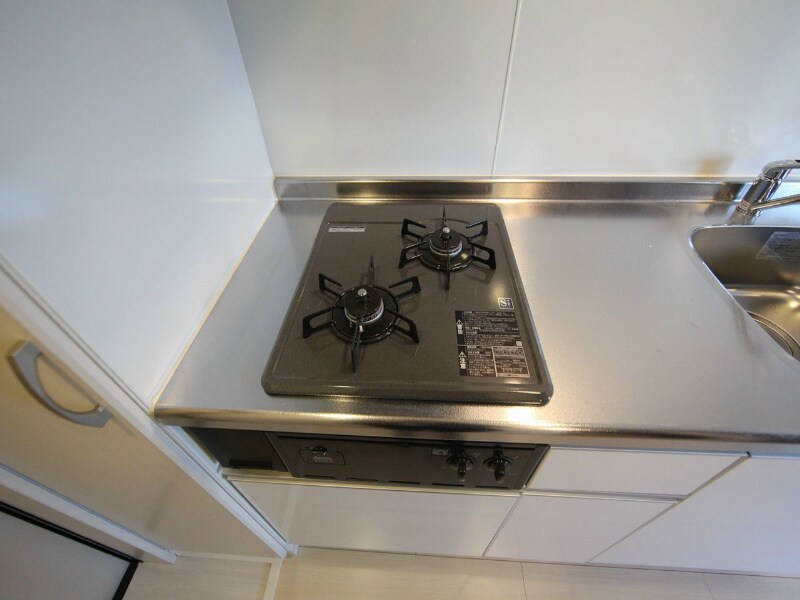 物件内観写真25　(システムキッチン（ガス2口）冷蔵庫・レンジ等ご用意できます)