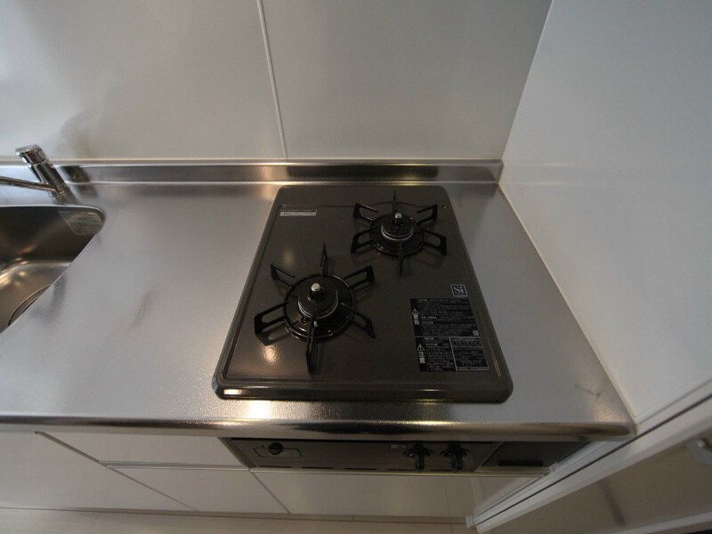 物件内観写真26　(システムキッチン（ガス2口）冷蔵庫・レンジ等ご用意できます)