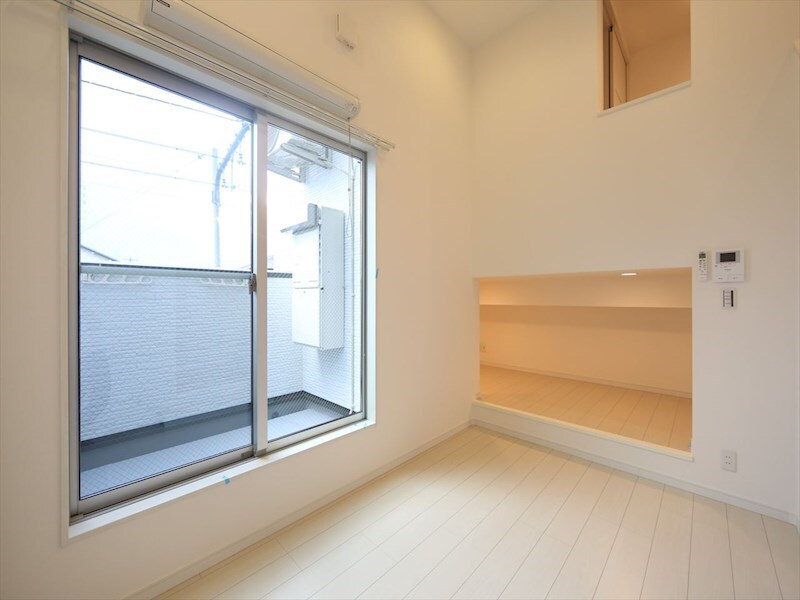 物件内観写真2　(洋室4.8帖　アンダーロフト5.1帖（寝室にも使えます）)