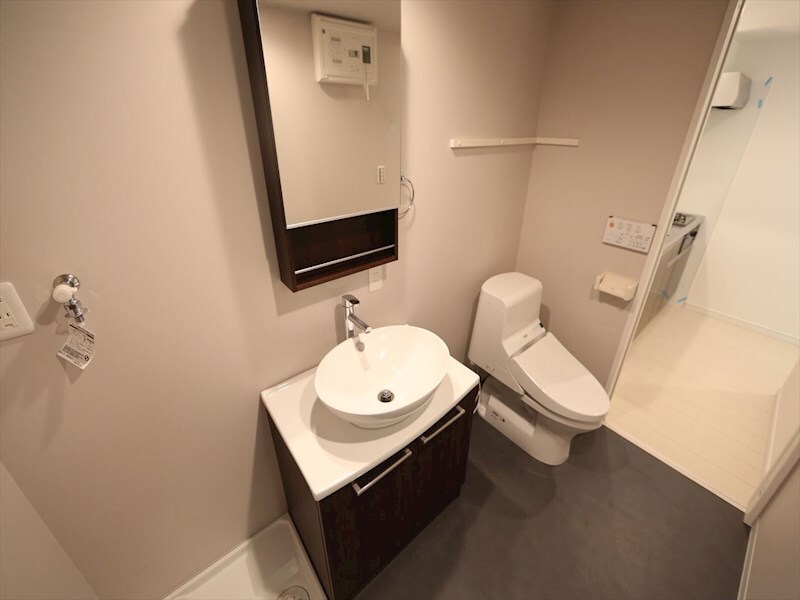 物件内観写真3　(脱衣所　デザイン独立洗面台　室内洗濯機置き場)