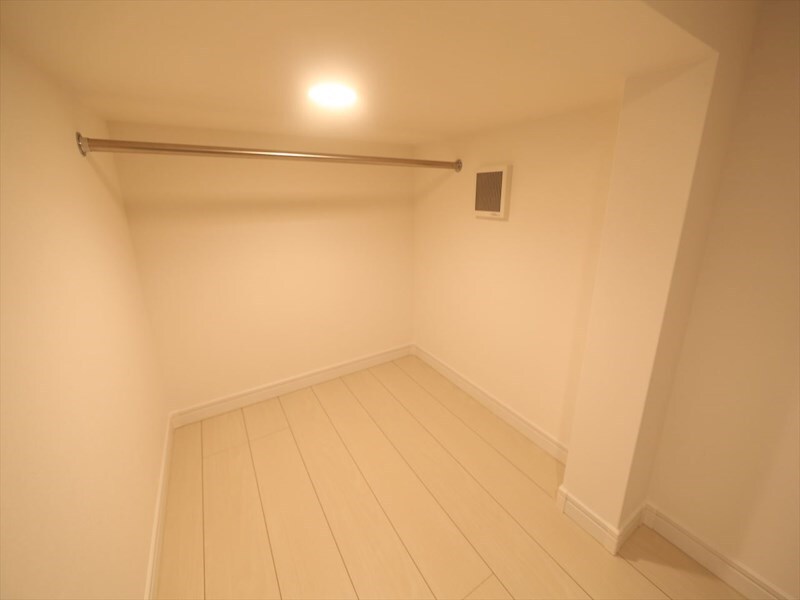 物件内観写真8　(ウォークインクローゼット（収納充実してます）)