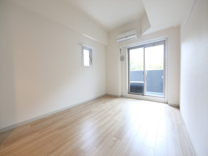 物件内観写真2　(室7.6帖　2面採光　エアコン完備　バルコニー)