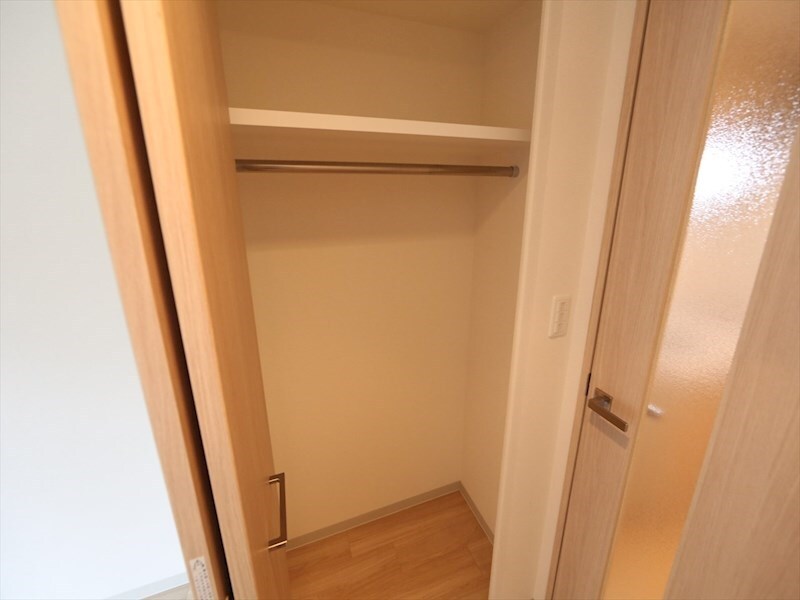 物件内観写真8　(クローゼット付（収納充実してます）)