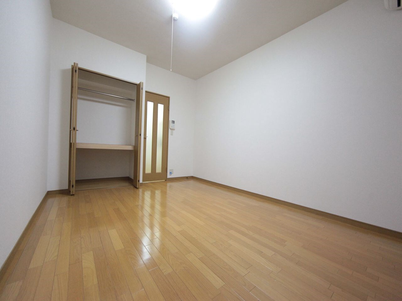 物件内観写真2　(洋室9.2帖　クローゼット付（収納充実してます）)