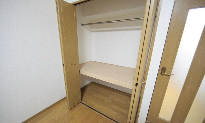 物件内観写真8　(クローゼット　収納充実してます)