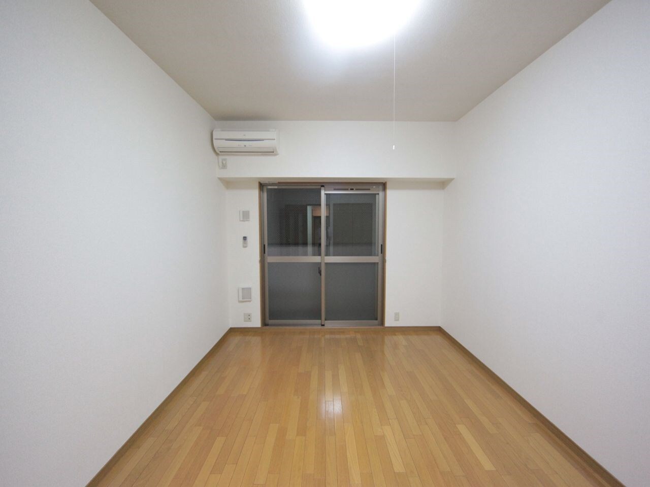 物件内観写真15　(洋室9.2帖　エアコン完備　バルコニー)