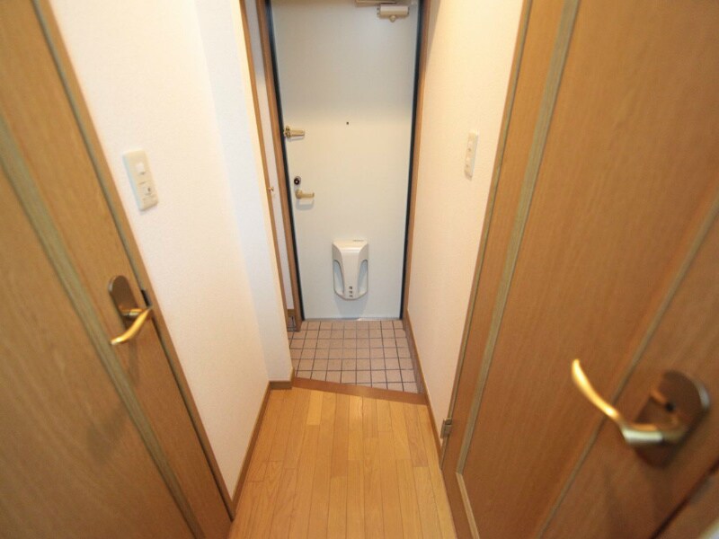 物件内観写真19　(玄関　シューズボックス付（収納充実してます）)