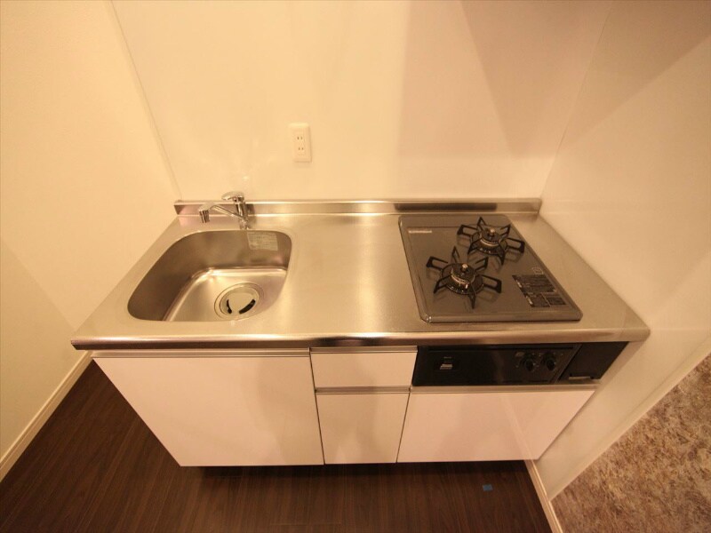 物件内観写真7　(システムキッチン（ガス2口）冷蔵庫・レンジ等ご用意できます)