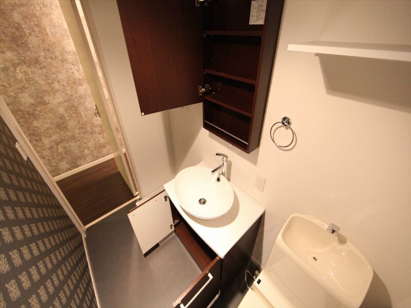 物件内観写真29　(脱衣所　デザイン洗面台　洗濯機ご用意できます)