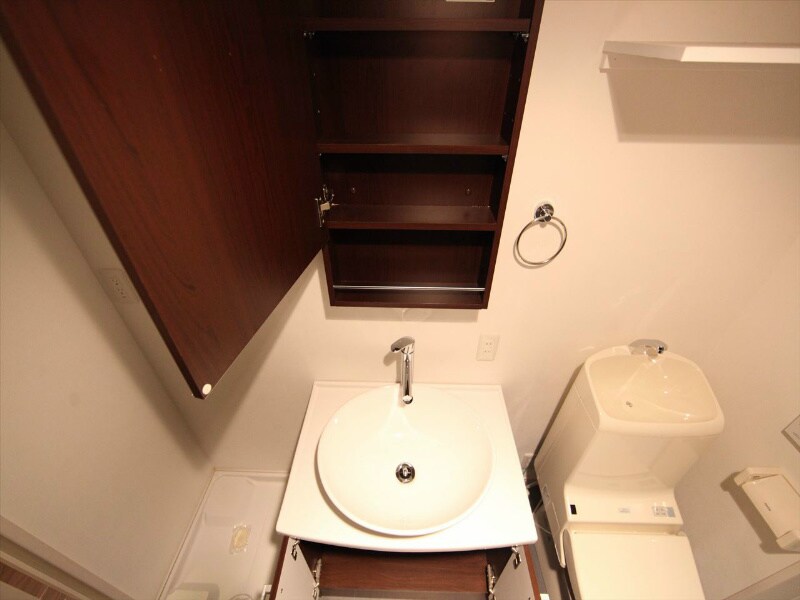 物件内観写真32　(脱衣所　デザイン洗面台　洗濯機ご用意できます)