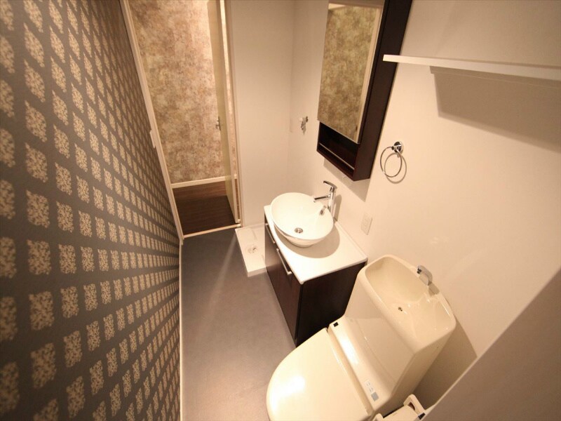 物件内観写真34　(脱衣所　デザイン洗面台　洗濯機ご用意できます)