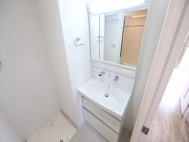 物件内観写真5　(脱衣所　独立洗面台（シャンプードレッサー）)