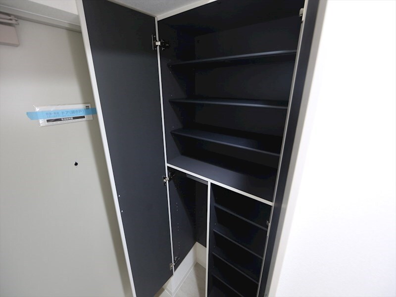 物件内観写真8　(玄関　シューズボックス付（収納充実してます）)