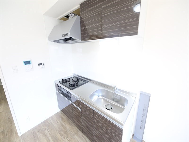 物件内観写真9　(システムキッチン（ガス3口グリル）)