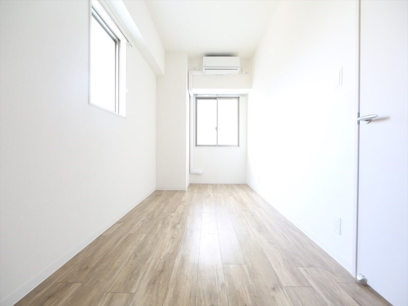 物件内観写真11　(洋室6帖　クローゼット（収納充実してます）)