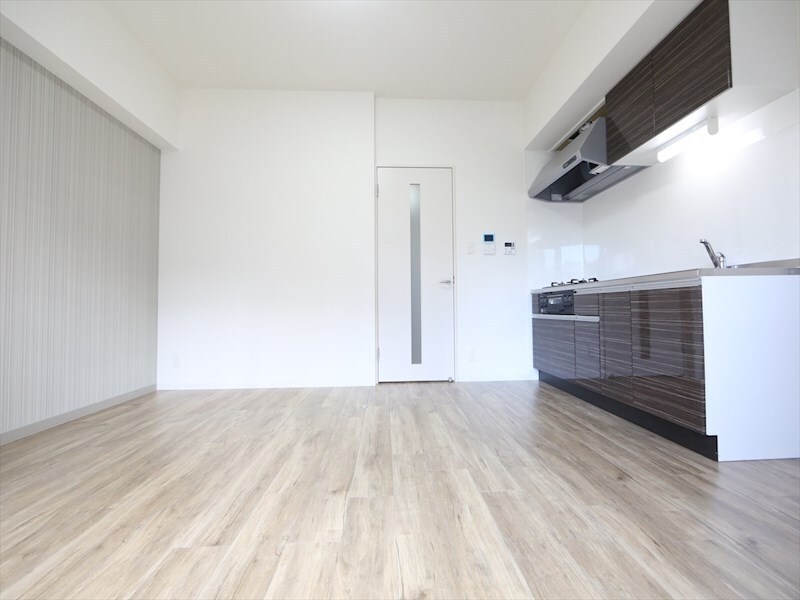 物件内観写真14　(LDK10帖　システムキッチン（3口ガスコンロ）グリル付)