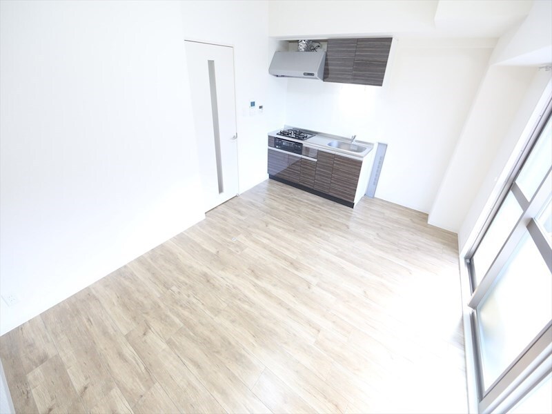 物件内観写真15　(LDK10帖　バルコニーに面しています)