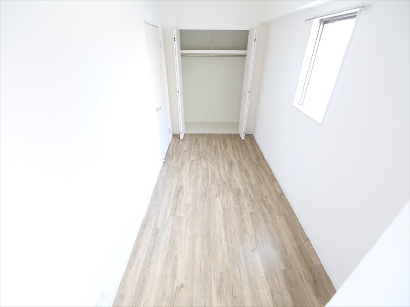 物件内観写真17　(洋室6帖　クローゼット（収納充実してます）)